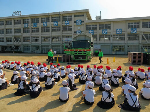 20211008fukutsu 520x389 - 福山通運／岡山県倉敷市の小学校でトラック交通安全教室開催