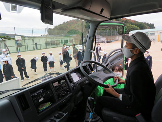 20211201fukutsu1 520x391 - 福山通運／岡山県吉備中央町の小学校で親子交通安全教室