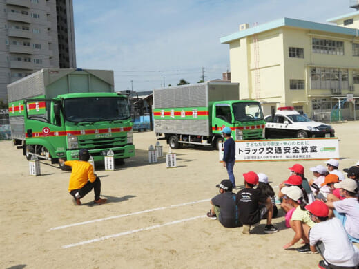 20220926fukutsu1 1 520x389 - 小丸交通財団／北九州市立一枝小学校で交通安全教室開催