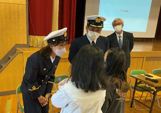 20221024nihonyusen2 520x366 - 日本郵船／名古屋市の小学校6年生に外航船員の仕事を紹介
