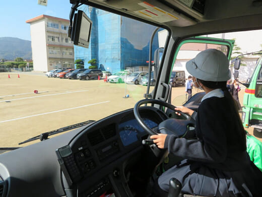 20221027komaru1 520x391 - 小丸交通財団／広島県福山市立新涯小学校で交通安全教室