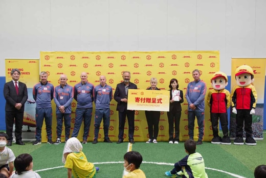 20221202dhl 520x347 - DHL／マンUのレジェンドサッカー選手とふれあいイベント開催