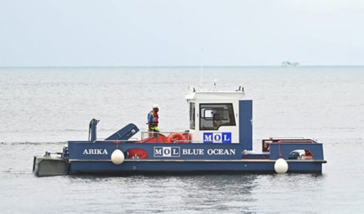 20230302mol1 520x306 - 商船三井／バリ島で海洋ごみ回収船披露と海岸ごみ回収機器デモ