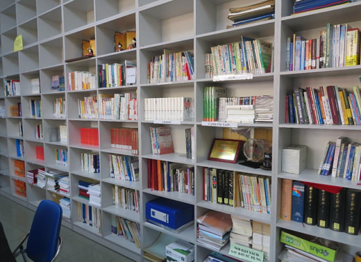 20230308komaru1 520x377 - 小丸交通財団／ベトナム国家大学ホーチミン市校に日本語書籍寄贈