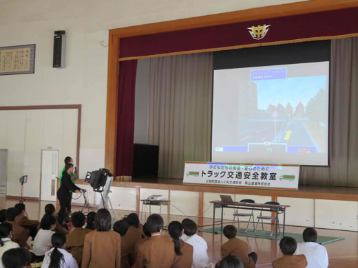 20230426fukutsu1 520x390 - 福山通運／福岡県糸島市の中学校2校で交通安全教室開催