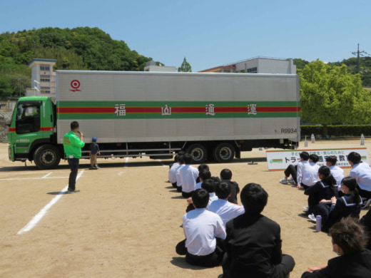 20230517fukutsu0 520x390 - 福山通運／島根県の中学校で交通安全運動開催