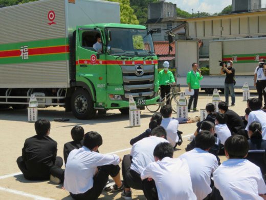 20230517fukutsu1 520x390 - 福山通運／島根県の中学校で交通安全運動開催