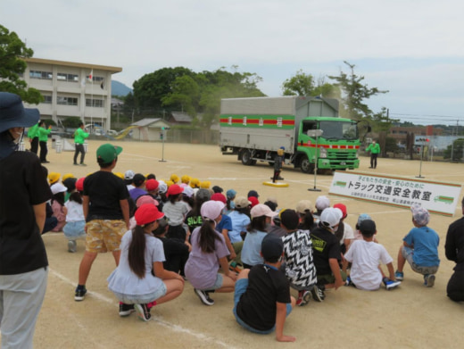 20230529fukutsu 520x391 - 福山通運／長崎県雲仙市の小学校で交通安全教室