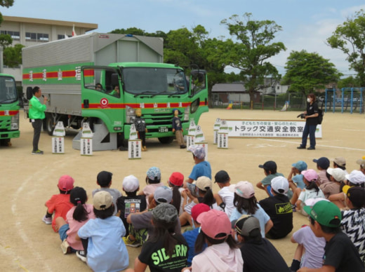 20230529fukutsu2 520x388 - 福山通運／長崎県雲仙市の小学校で交通安全教室