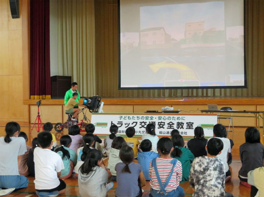 20230609fukutsu2 520x388 - 福山通運／福岡県糸島市の小学校で交通安全教室開催