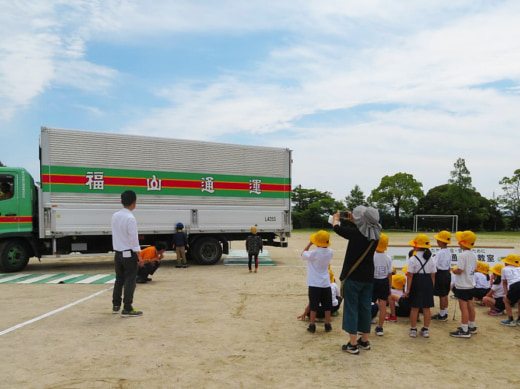 20230613fukutsu 520x389 - 福山通運／熊本市立城南小学校で交通安全教室開催