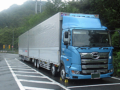 20230613shikoku1 - 本州四国連絡高速道路／ダブル連結トラックが本州・四国間走行