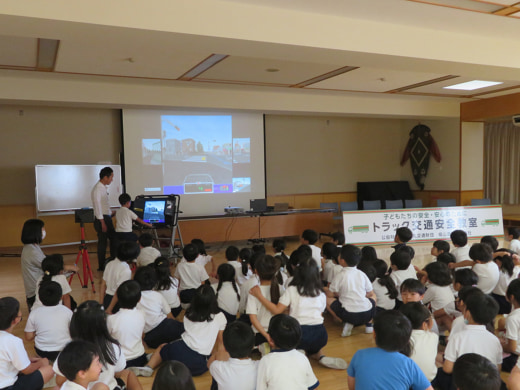 20230614fukutsu22 520x390 - 福山通運／岐阜市立柳津小学校で交通安全教室開催