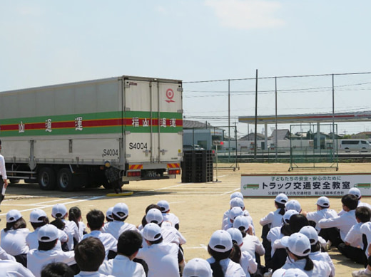 20230619fukutsu 520x389 - 福山通運／倉敷市立福田中学校で交通安全教室開催