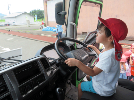 20230713fukutuu2 520x390 - 福山通運／広島県三原市の認定こども園で交通安全教室開催