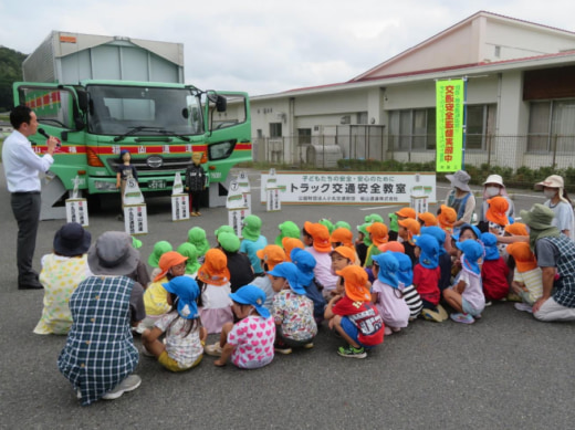 20230922fukutsu 520x389 - 福山通運／広島県三原市の認定こども園で交通安全教室