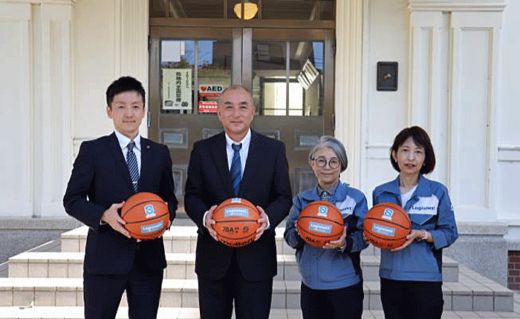 20231012mitubishi2 520x319 - 三菱ロジスネクスト／滋賀県内の小学校へバスケットボール寄贈