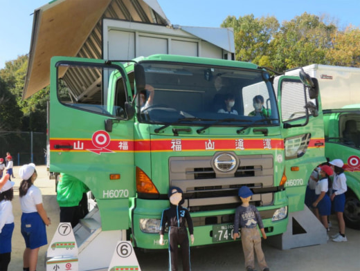 20231106fukutsu22 520x392 - 福山通運／広島県福山市の小学校で交通安全教室開催