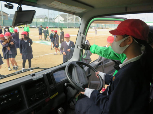 20231117fukutsu66 520x390 - 福山通運／茨城県と大阪府の小学校で交通安全教室開催