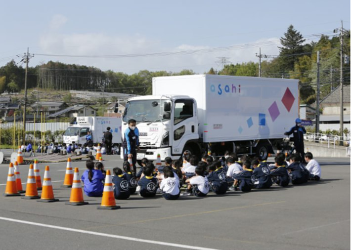 20240515asahirogi1 710x506 - アサヒロジスティクス／埼玉県の滑川中学校で交通安全教室