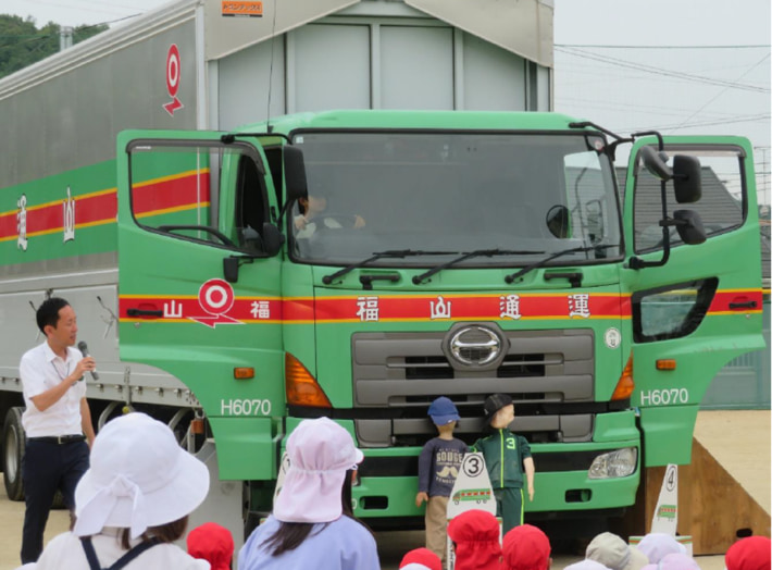 20240606fukutsu4 710x524 - 福山通運ほか／福山市立坪生小学校で交通安全教室を開催