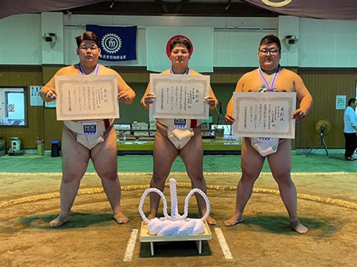 20241001NihontsuunSumo01 710x530 - 日本通運／相撲部が実業団大会で優勝 トップ3総なめに