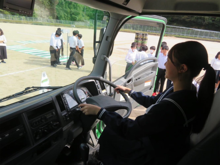 20241024fukuyamatuun kotsuanzen02 710x533 - 福山通運／島根県の日原中学校で全校生徒57名に交通安全教室