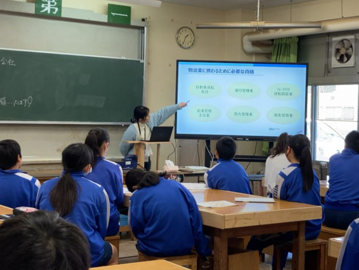 20241128Asahilogi01 710x533 - アサヒロジスティクス／埼玉県の中学校2校で交流授業を実施
