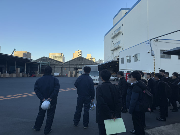 20250205yamatane02 710x533 - ヤマタネ／深川営業所で大学生20名に見学会 物流への理解深める