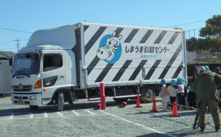 20250227enshutruck01 710x440 - 遠州トラック／袋井市立若葉こども園で交通安全教室 内輪差を実演
