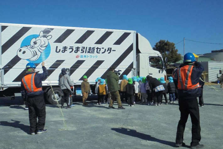 20250227enshutruck02 710x475 - 遠州トラック／袋井市立若葉こども園で交通安全教室 内輪差を実演