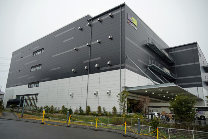 20250306kantsu nippan01 710x473 - 関通、日販／合同で自動倉庫の見学会 完全自動化に向け企業に紹介