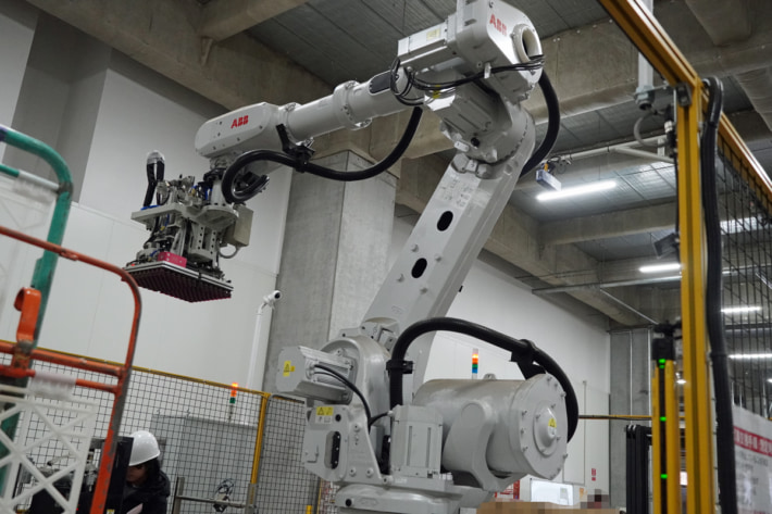 20250306kantsu nippan03 710x473 - 関通、日販／合同で自動倉庫の見学会 完全自動化に向け企業に紹介
