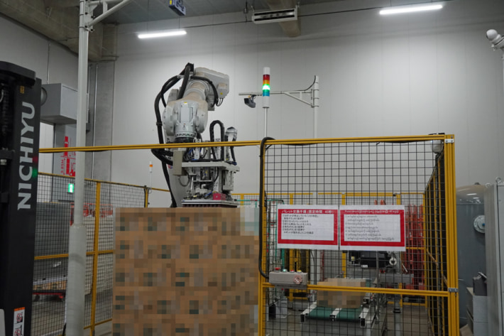 20250306kantsu nippan04 710x473 - 関通、日販／合同で自動倉庫の見学会 完全自動化に向け企業に紹介