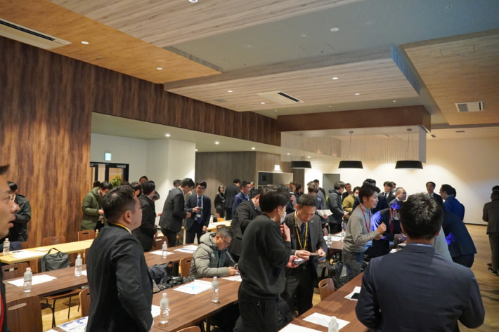 20250306kantsu nippan07 710x473 - 関通、日販／合同で自動倉庫の見学会 完全自動化に向け企業に紹介