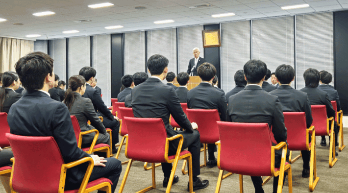 0401kounoike1 710x394 - 2025年度各社入社式／人手不足へ雇用増、ヤマト416名、SGHD467名