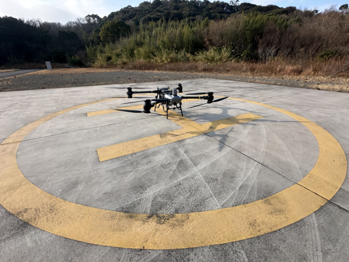 20250404drone02 710x533 - ドローン／岡山県笠岡市の離島で既存空港を活用した危険物輸送実験