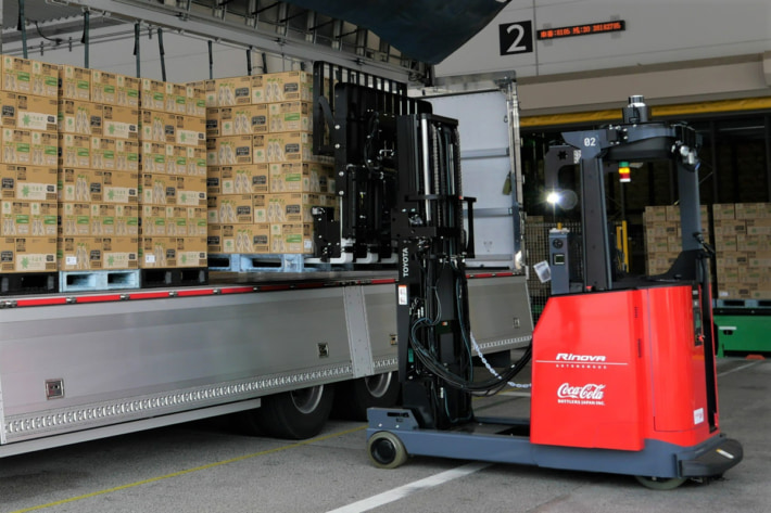 20250509cocacola01 710x473 - コカ・コーラほか／トラック荷役の自動運転フォークリフト本格稼働