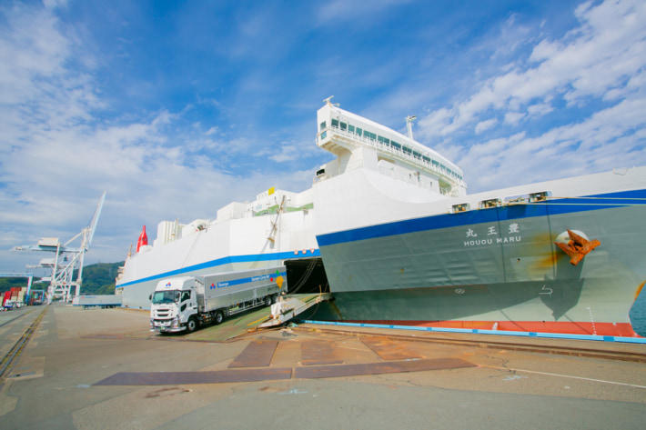 202506027suzuyo01 710x473 - 鈴与／モーダルシフト推進で11年連続エコシップマーク認定