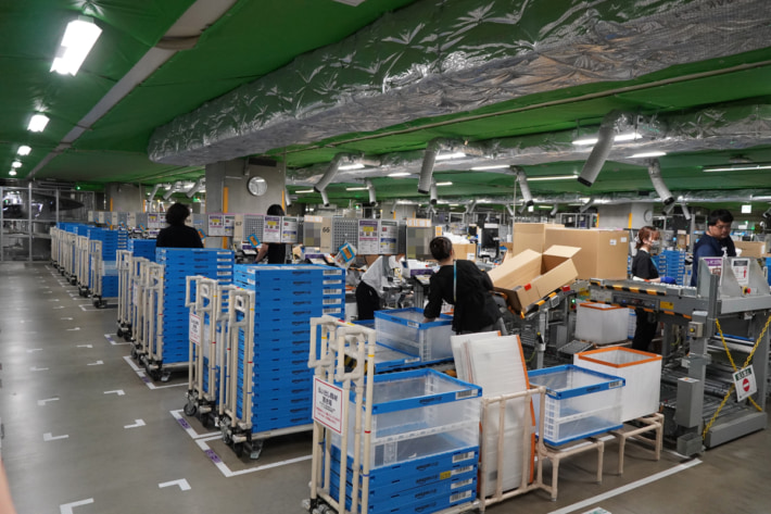 202506030amazon FC02 710x473 - アマゾン／千葉みなとFCをツアーに先駆け公開、人を楽にする自動化
