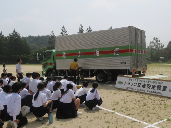 20250710Fukuyamatsuun01 710x533 - 福山通運／広島県三原市の要請で中学校の全校生徒85名に交通安全教室