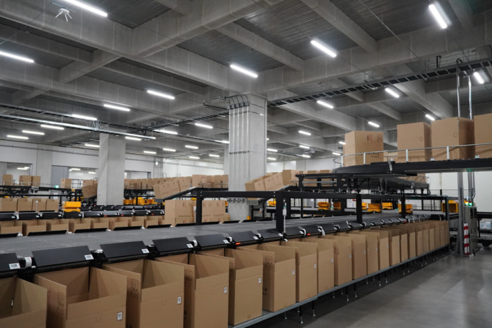 20250801adastria06 710x473 - アダストリア／茨城県常総市の物流倉庫を自動化、出荷効率を60％アップ