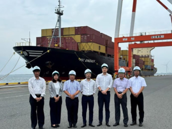 NXHD 日本通運 福岡県北九州市のひびき港に初めて入港した世界最大手のコンテナ船運航会社Mediterranean Shipping Company S.A.（以下、MSC）のSunriseサービス本船「MSC QINGDAO F」に対し、本船荷役を実施