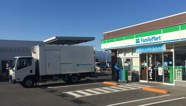 20250910familymart01 710x404 - ファミリーマート／物流効率化で北陸地区の定温便を1日2便体制へ