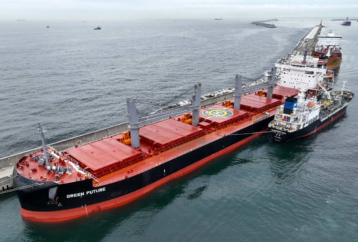 日本郵船/グループ船が低炭素メタノール燃料をバンカリング船から直接補給 20250930yhusen10 520x351 - 日本郵船/グループ船が低炭素メタノール燃料をバンカリング船から直接補給