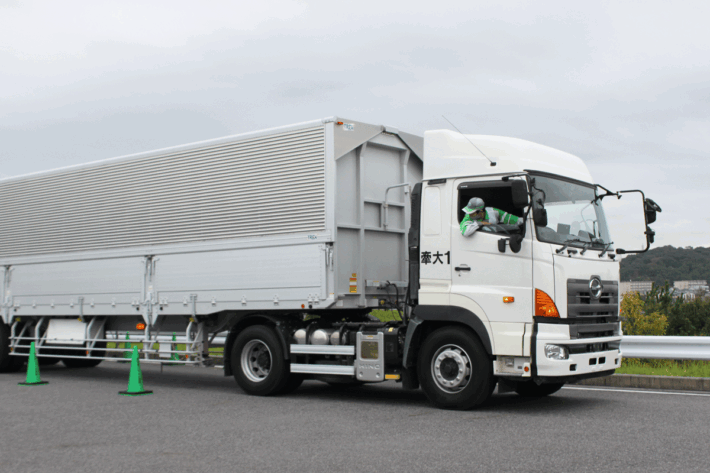 鴻池運輸/愛知県でトラックドライバー・フォークリフトコンテストを開催 1028kounoike2 710x473 - 鴻池運輸/愛知県でトラックドライバー・フォークリフトコンテストを開催