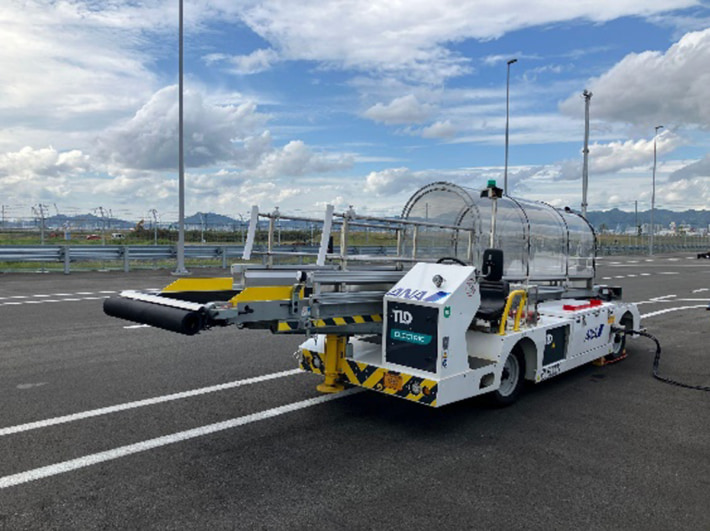 20251014ANA02 710x531 - ANA／神戸空港で航空機地上支援機材のEV車両を導入、CO2削減へ