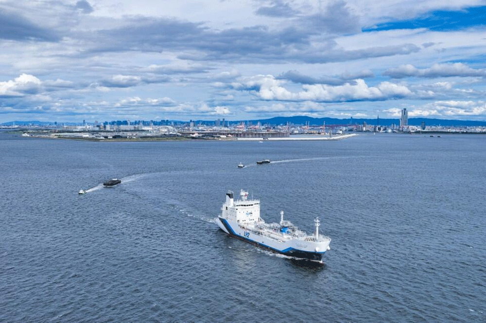 川崎重工/世界初の液化水素運搬船が万博会場沖を航行 20251014kawasakig - 川崎重工/世界初の液化水素運搬船が万博会場沖を航行