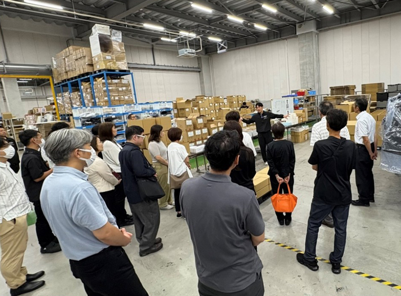 ロジテック/船橋市の倉庫に千葉県化粧品工業会を招き見学会実施 20251021logitech2 - ロジテック/船橋市の倉庫に千葉県化粧品工業会を招き見学会実施