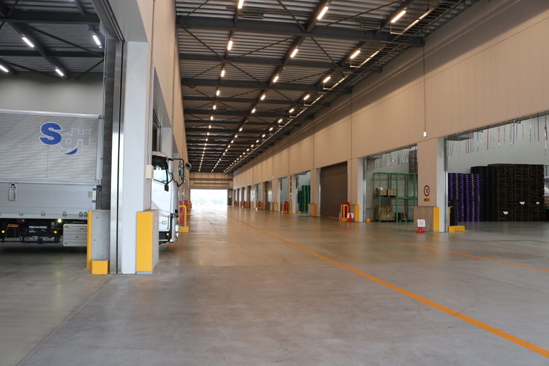 オークファン/埼玉県新座市で新物流センター稼働、OEM・PB事業拡大で規模4倍に 20251028synabiz2 - オークファン/埼玉県新座市で新物流センター稼働、OEM・PB事業拡大で規模4倍に